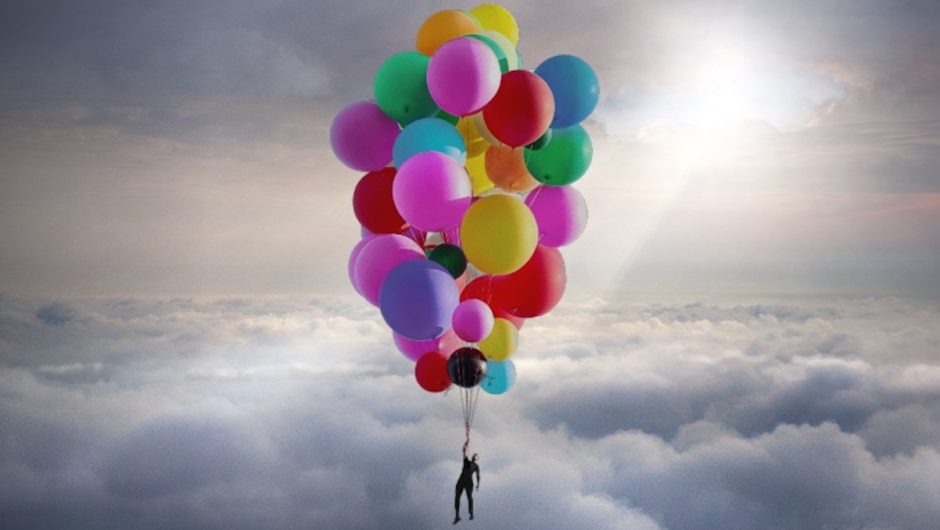 See: Daredevil David Blaine flies in the sky with a 52 helium balloon