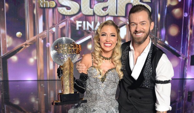 Dancing With the Stars finale- Stunned Bachelorette Kaitlyn Bristowe takes the “Mirrorball Trophy”