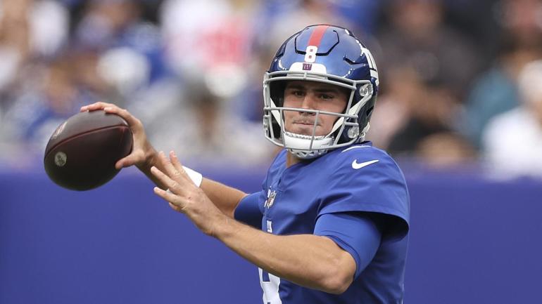 Daniel Jones neck strain in Giants victory; Expected the Dolphins to start vs. Mike Glennon, per report