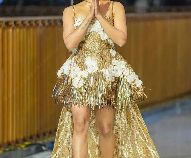 When posing for a picture in Falguni and Shane Peacock, Arjun Kapoor and Rashmika Mandanna look glamorous